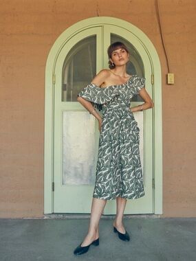 WHIT NY Sophie Midi Dress Green Leaf Print Poplin One-Shoulder Ruffle Sz 2